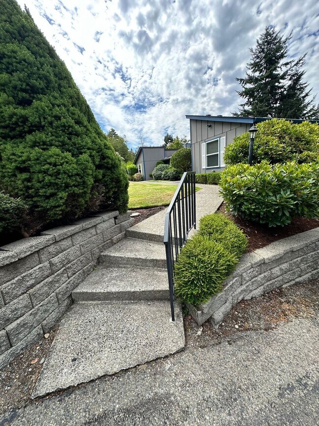 Building Photo - Beautiful well Maintained Duplex for rent