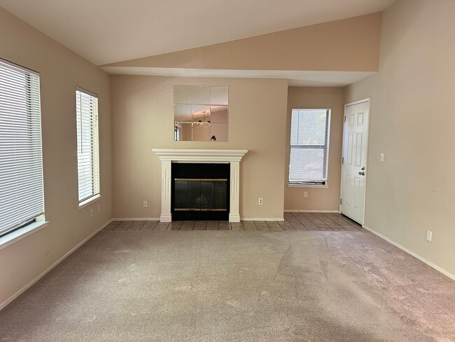 Building Photo - Move in Ready Condo in Dublin