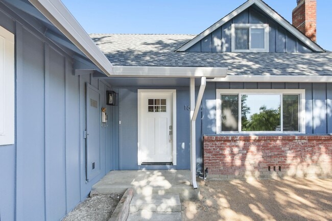 Building Photo - Updated 4 Bed 2 Bath Available for Immediate Move-In!