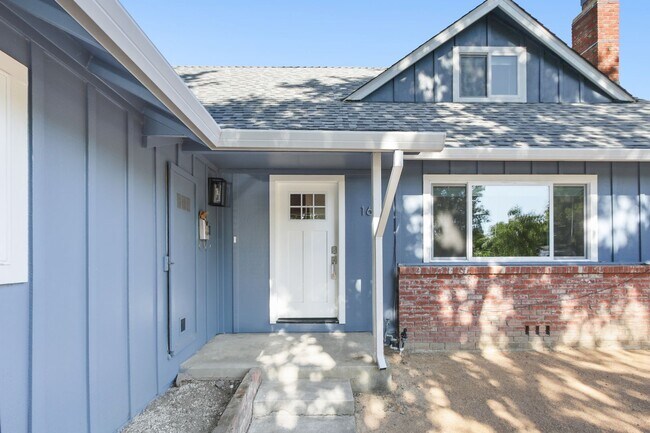 Foto del edificio - Updated 4 Bed 2 Bath Available for Immediate Move-In!