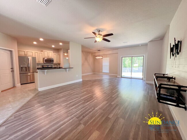 Foto del edificio - Gorgeous 4 Bedroom Home in Crestview: Sola...