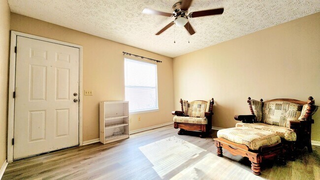 Building Photo - Nice 1 Bed / 1 Bath just 5 minutes away fr...