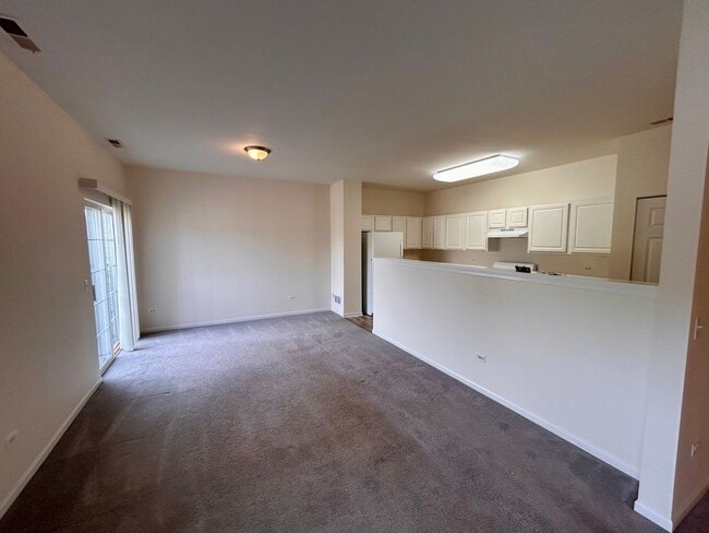 Building Photo - 2 Bedroom 2 Bath Townhouse in Grayslake