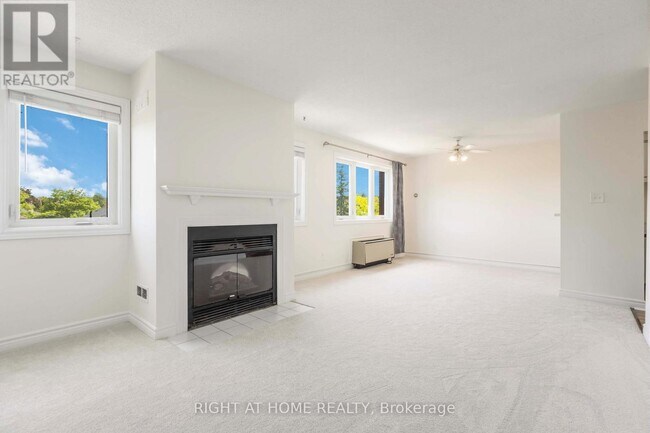 Photo du bâtiment - 195 Lake Driveway W