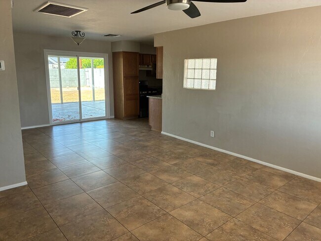 Foto del edificio - Spacious 4 BR 2BA w/ Large Lot in Paradise Valley!!  Located at 36th St and Greenway