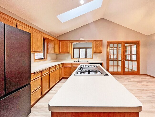 Foto del edificio - Newly Redone Luxury Lakeville Home, New Flooring, New Carpet, Skylights, Deck, Vaults, 3-Car Garage