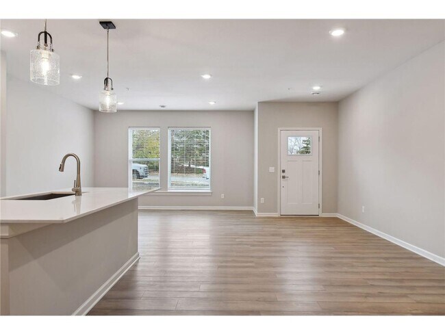 Building Photo - 2438 N Blossom Cir