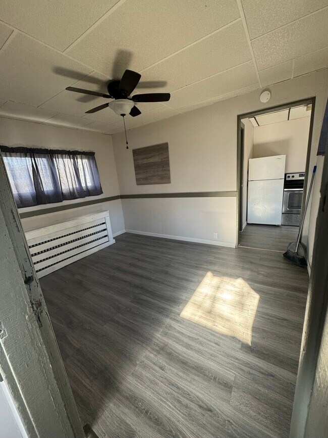 Living/ dinning - 500 N George St