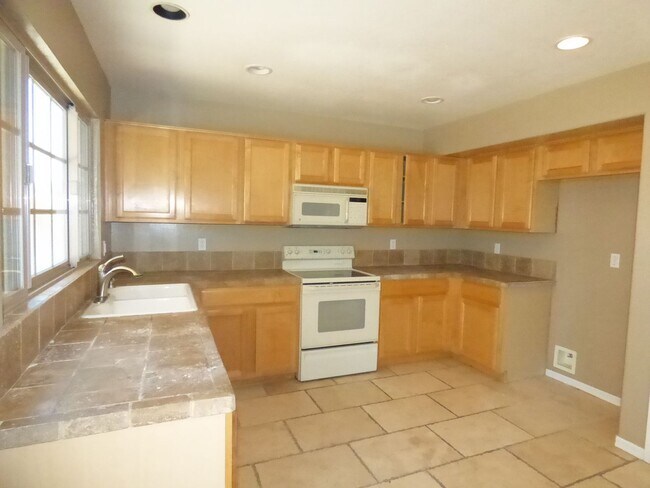 Building Photo - Gated community in convenient location!