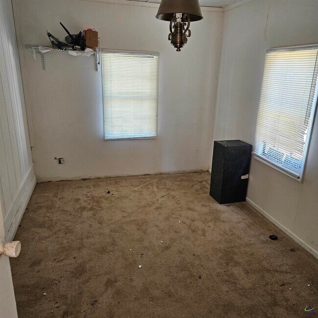 Building Photo - 306 Kingsbury Cir