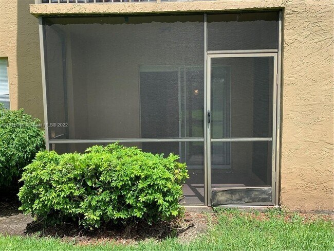 Foto del edificio - 10330 NW 8th St