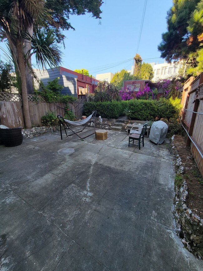 Building Photo - $2200 Secluded 1 Bed / 1 Bath charmer w-pa...