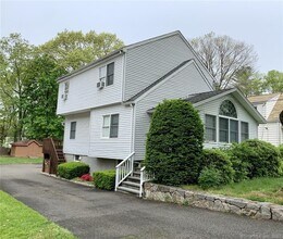 Building Photo - 31 Oenoke Pl