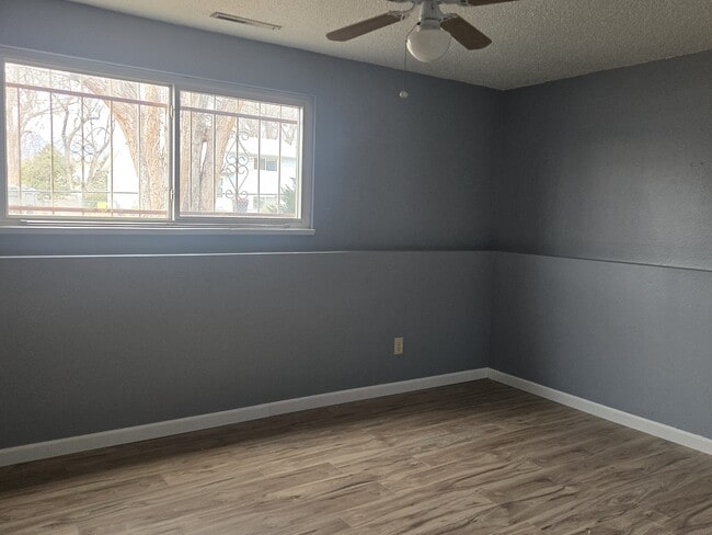 Foto del edificio - 807 Hutchinson Dr