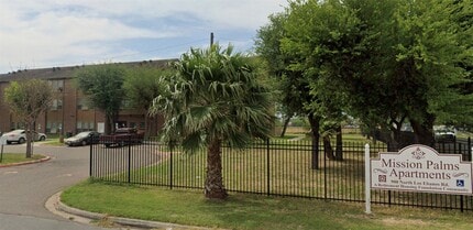 Building Photo - 900 Los Ebanos Rd