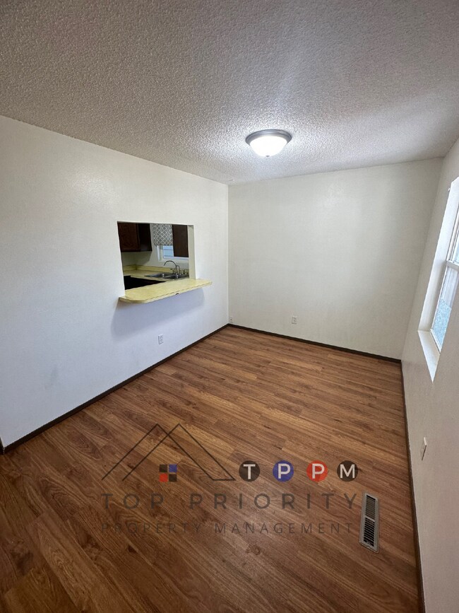 Building Photo - 2 Bedroom | 1 Bathroom Unit in Waterloo