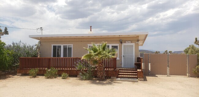 Building Photo - 3960 Warren Vista Ave