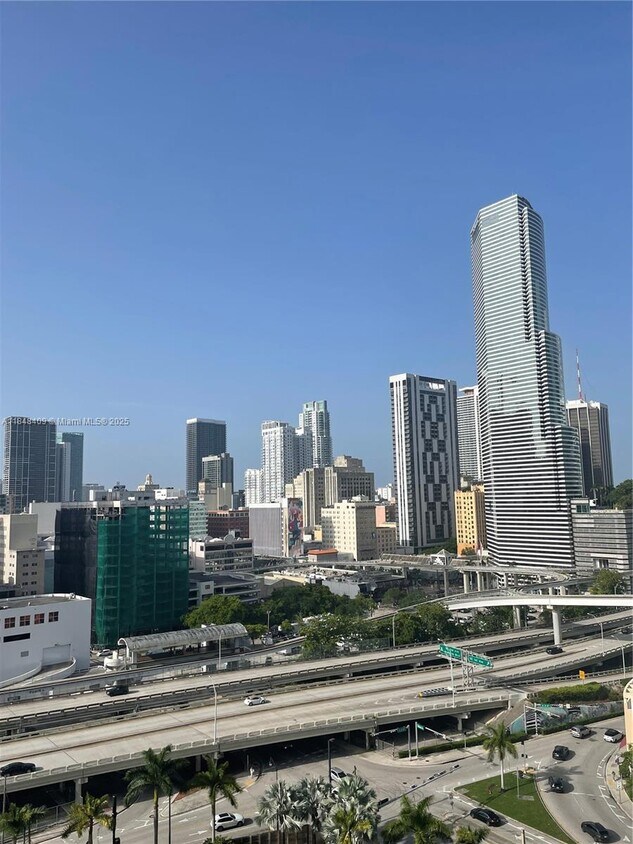 Foto del edificio - 350 S Miami Ave