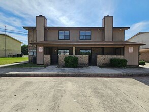 Building Photo - 1815 Cedarhill Dr