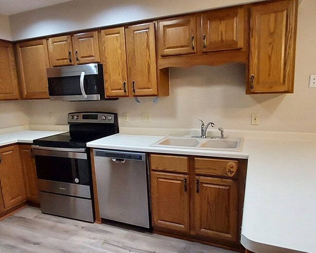 Building Photo - Nice 2 Bedroom 2 Bathroom Townhome in Some...