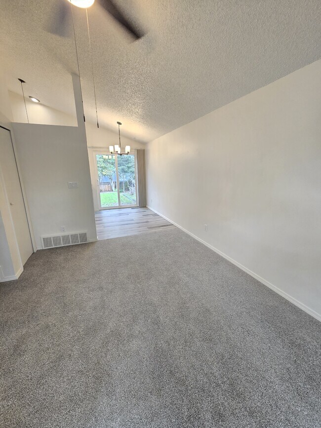 Foto del edificio - 7635 Churchwood Cir