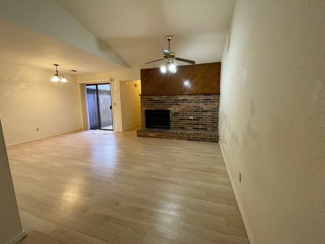 Building Photo - 2 Bedroom 2 Bathroom