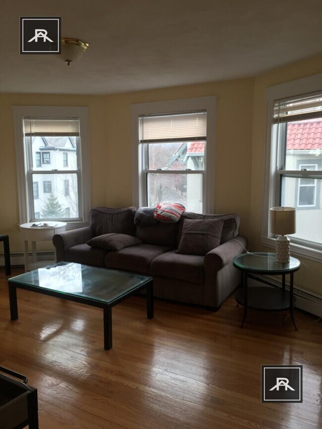 Foto del edificio - 4 bedroom in Brookline MA 02446