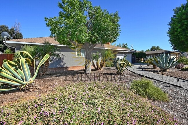 Building Photo - 5568 N Millbrook Ave