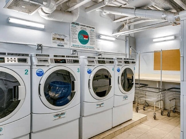 Foto del edificio - 118-82 Metropolitan Ave