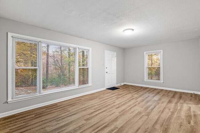 Foto del edificio - McLeansville - Minutes from Elon & Greensboro! Few Acres, Brick Duplex, Just Painted, New Carpet,...