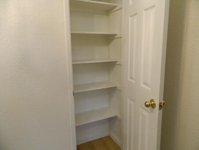 Building Photo - 534 Lewis Ln