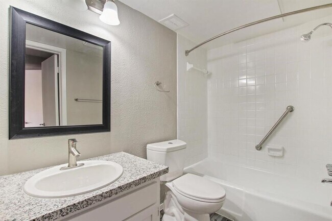 Building Photo - 530 Rockingham Dr