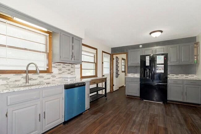 Building Photo - 107 SW S Ave