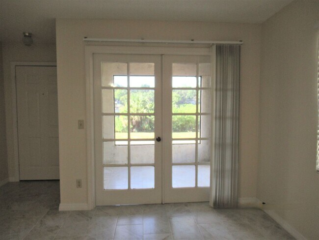 Foto del edificio - 2br/2ba Duplex with Lakeview