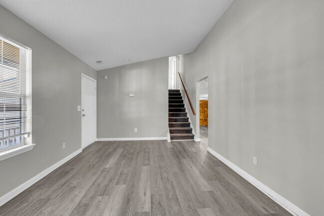 Foto del edificio - Welcome to your beautifully refreshed home in Hampton, where comfort, style, and convenience come...