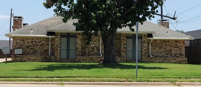 Building Photo - 1214 S Rogers Rd