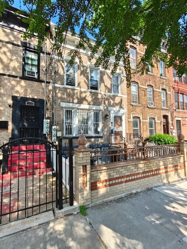 Foto principal - 297 Bradford St