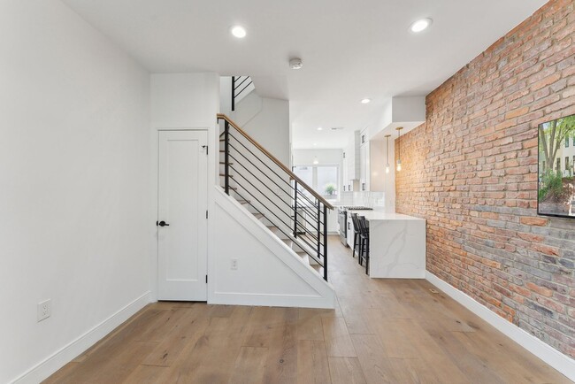 Building Photo - Capital Hill Rowhome