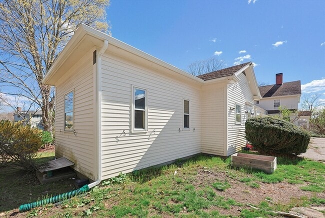 Building Photo - 9-13 W Main St