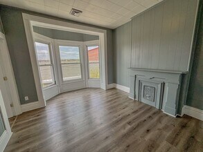 Building Photo - 204 1st St