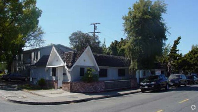Building Photo - 130 Muller St