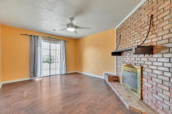 Foto del edificio - 43585 Montrose Ave