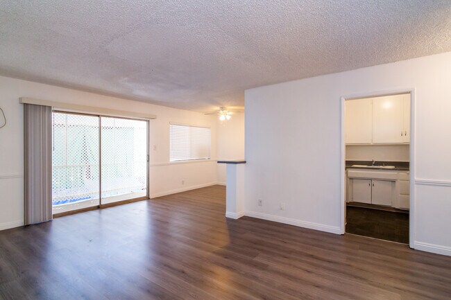 Foto del edificio - 8601 Balboa Blvd
