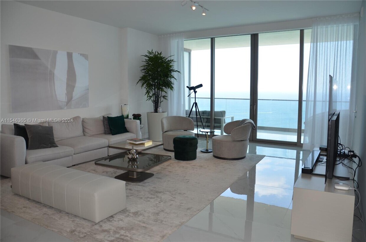 Foto principal - 18975 Collins Ave