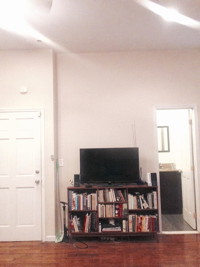 Building Photo - 594 Bainbridge St