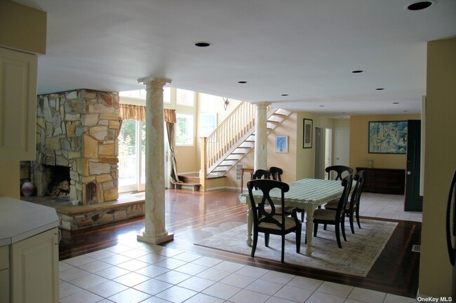 Building Photo - 28 Club Ln