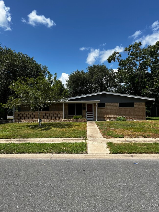 Building Photo - 205 Emerald Ln