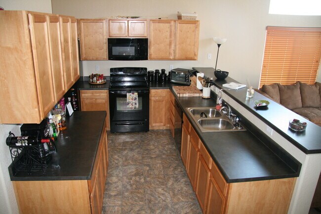 Building Photo - Beautiful 3 bedroom home available with mo...