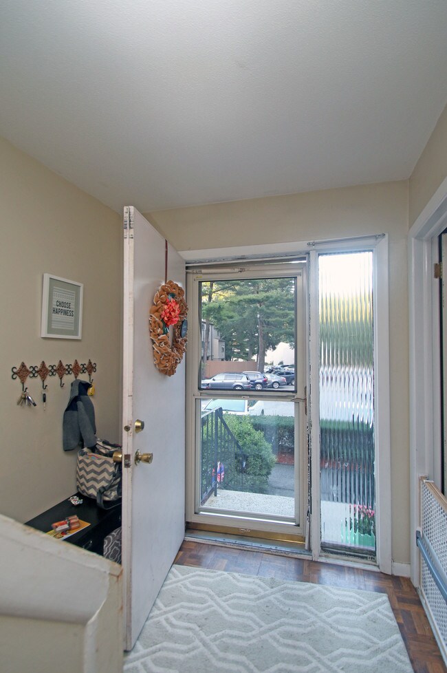 Foto del edificio - 715 Frenchtown Rd