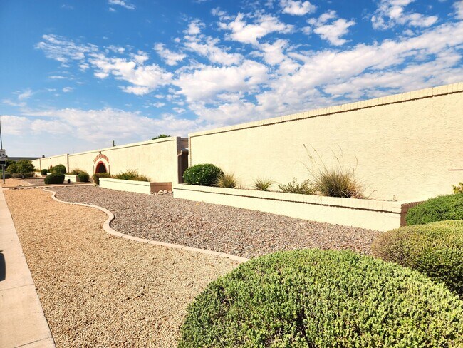 Building Photo - SENSATI0NAL SINGLE LEVEL CONDO 2 BEDS/2 BA...